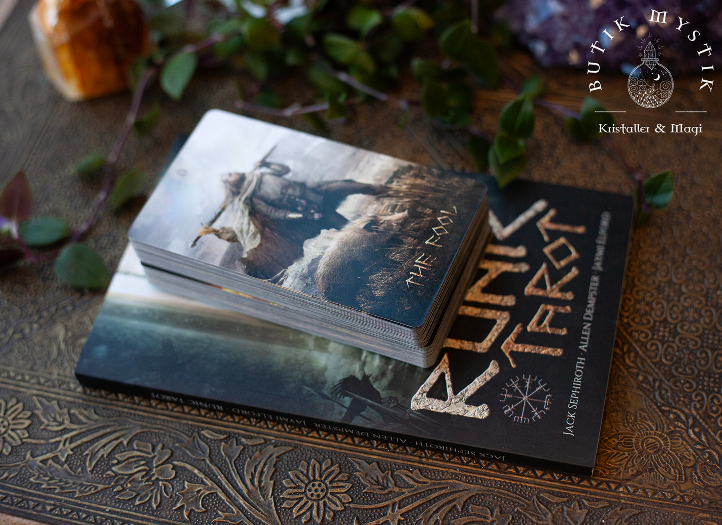 Runic Tarot - med stor bok - engelska