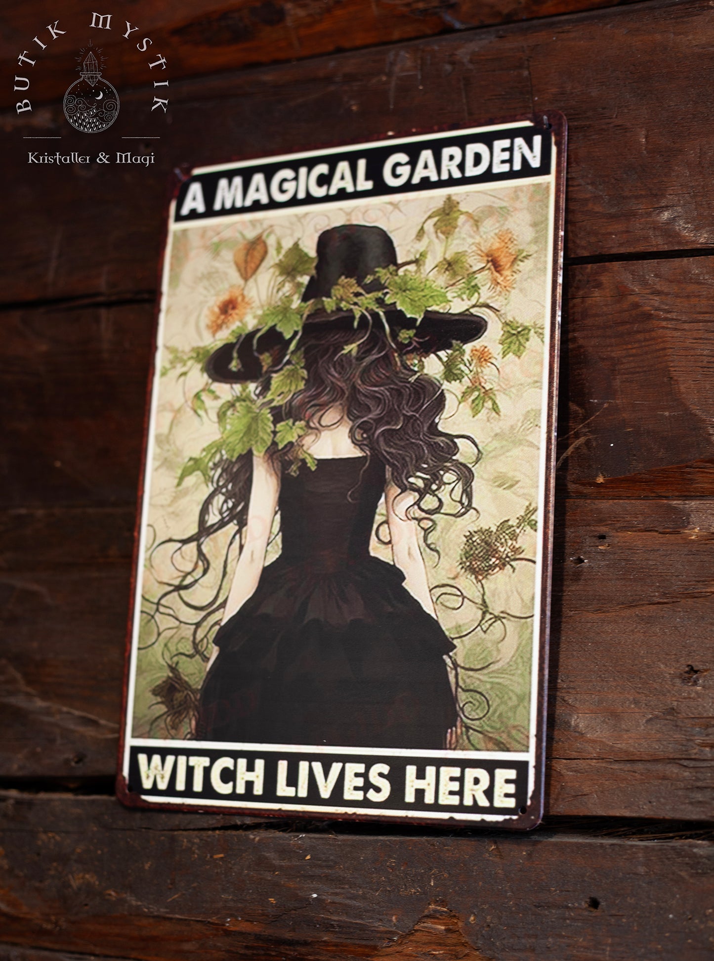 Plåtskylt - A magical garden witch lives here