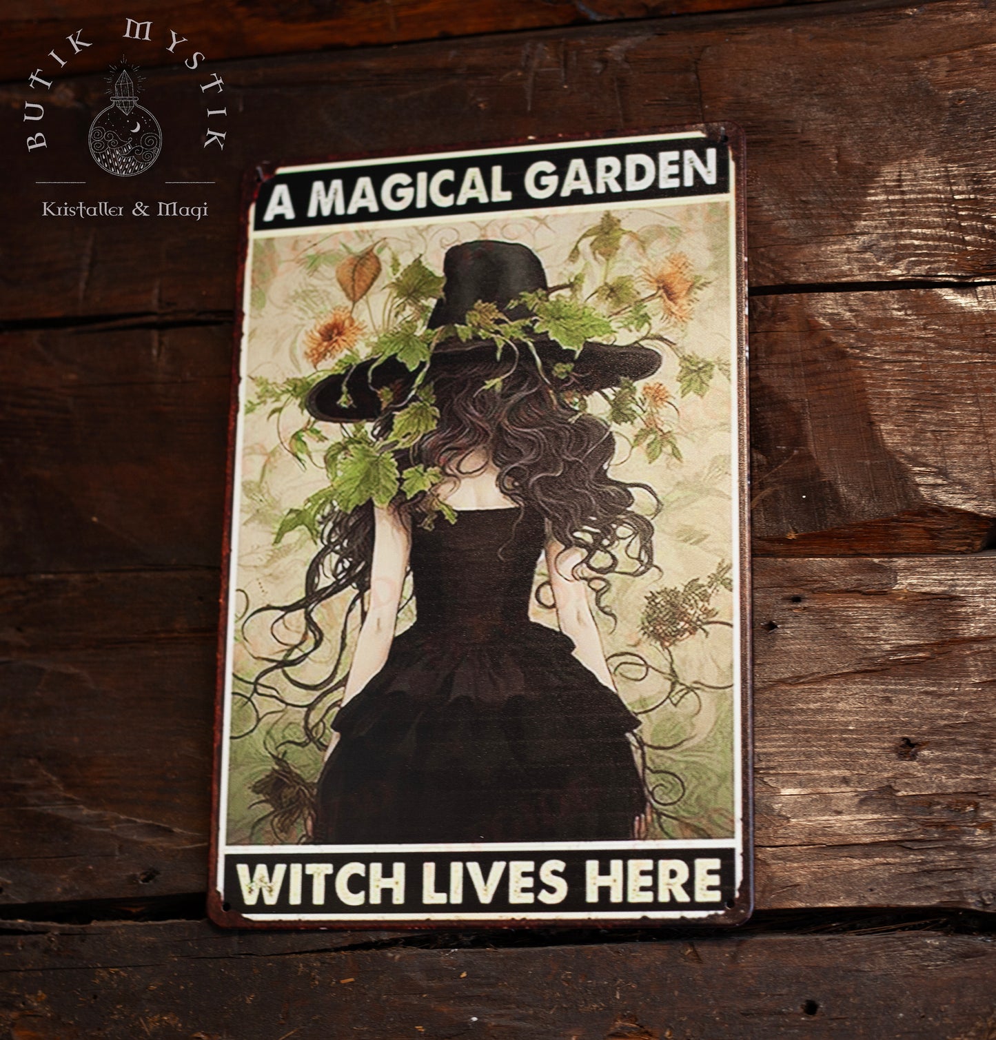 Plåtskylt - A magical garden witch lives here