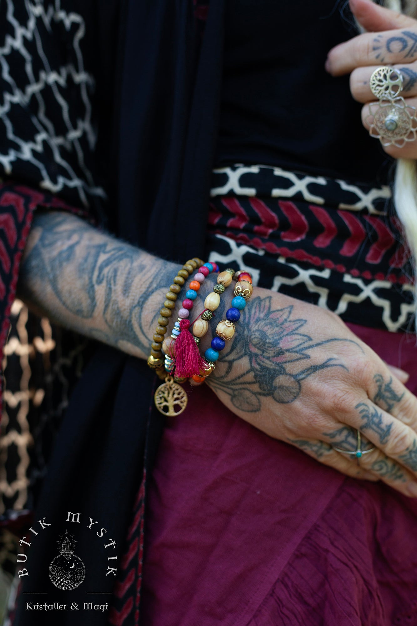 Boho armband i trä och mässing - Färgglad