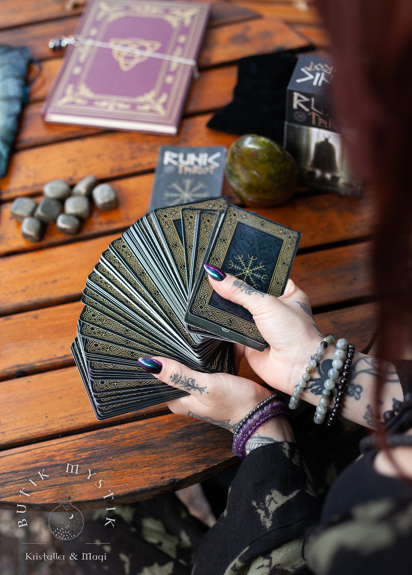 Runic Tarot - med stor bok - engelska