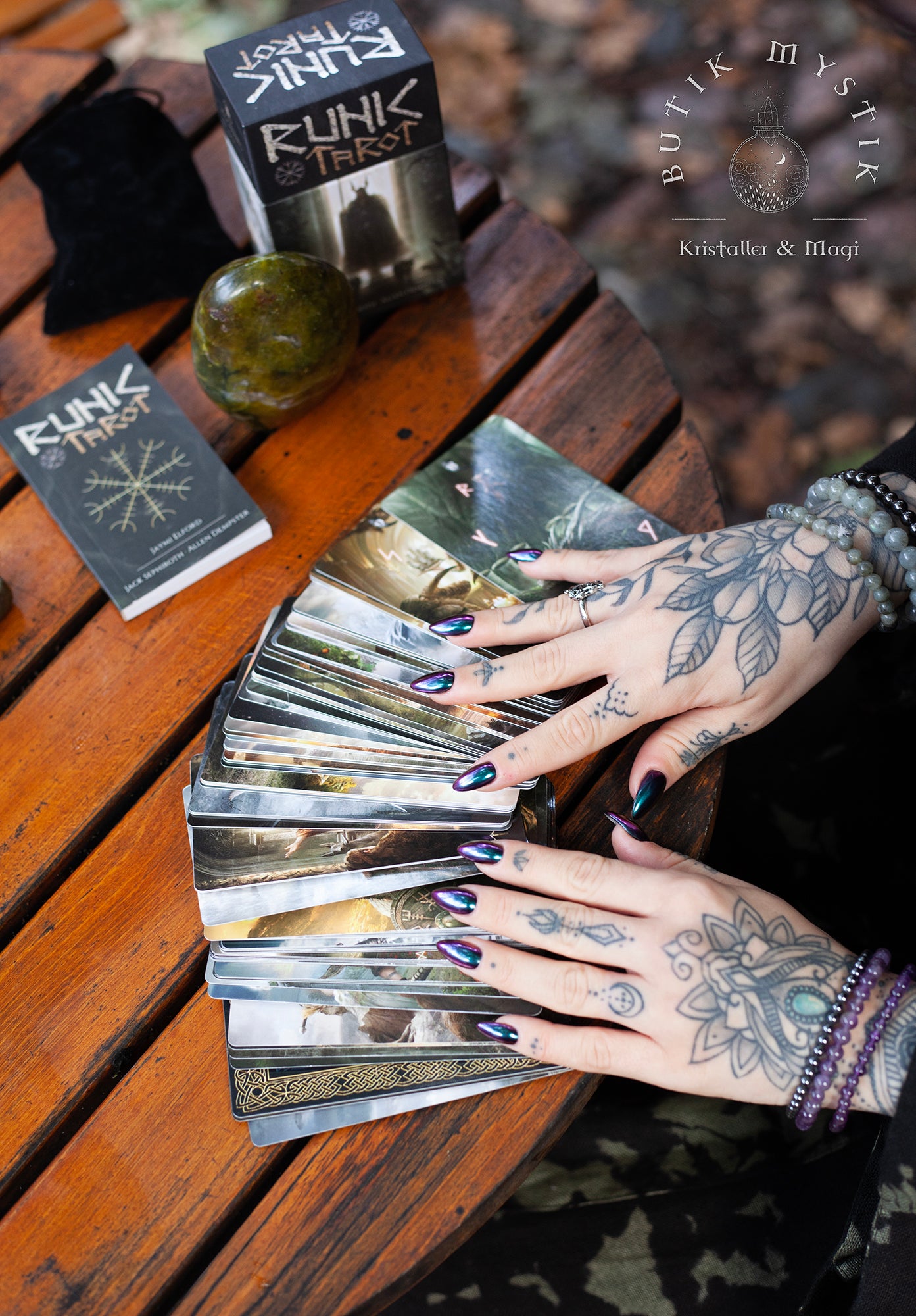 Runic Tarot - med stor bok - engelska