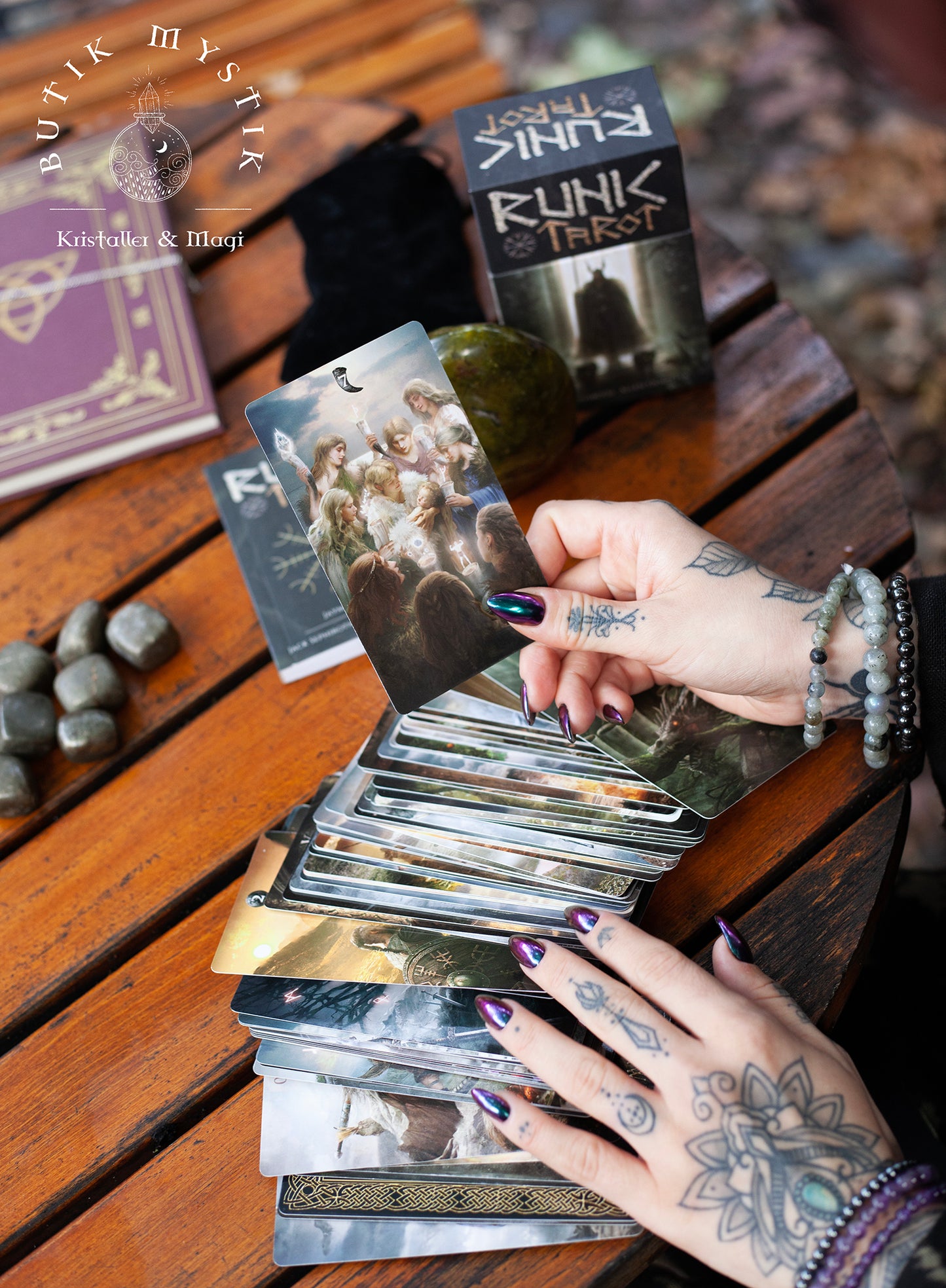 Runic Tarot - med stor bok - engelska
