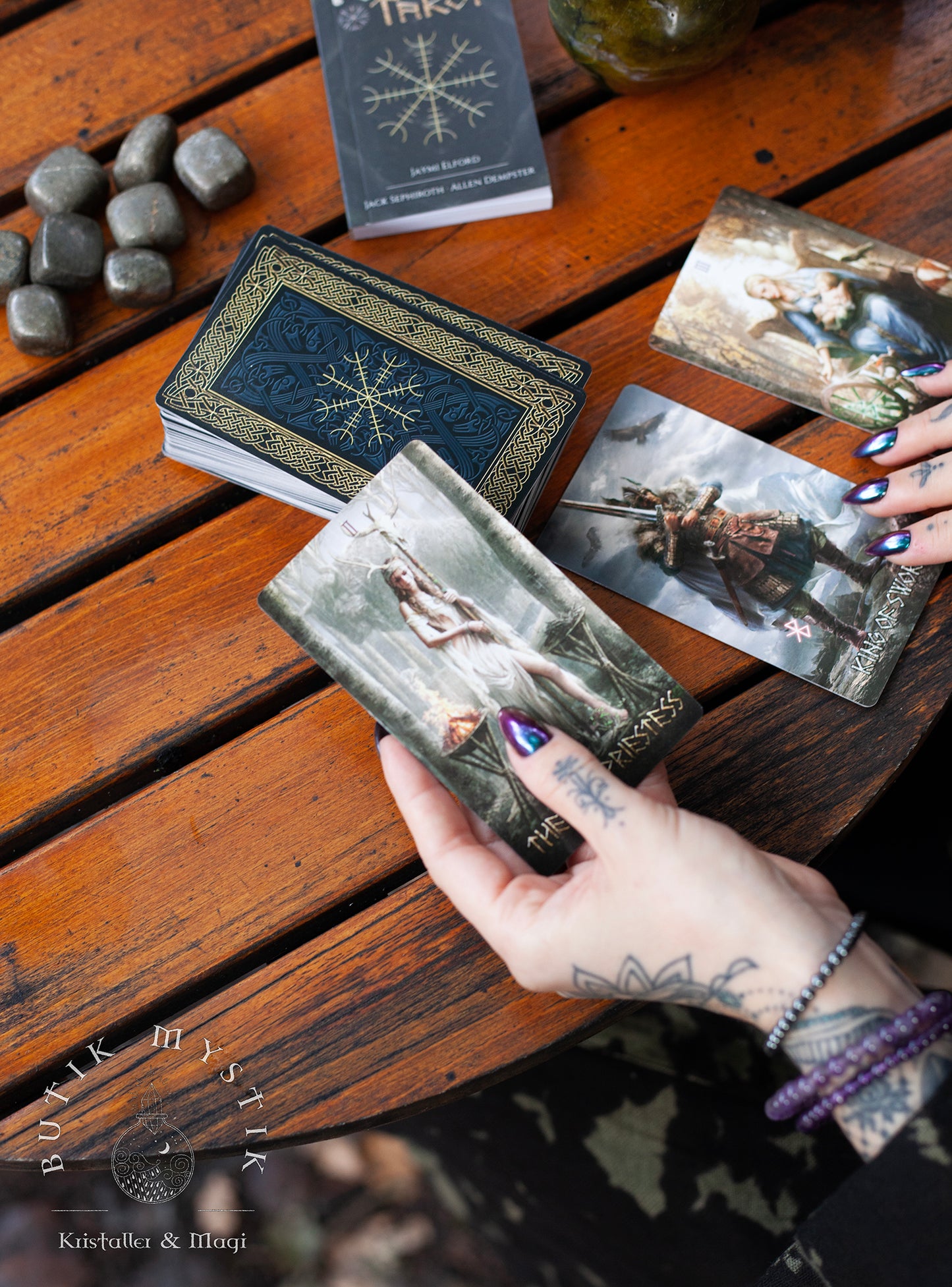 Runic Tarot - med stor bok - engelska