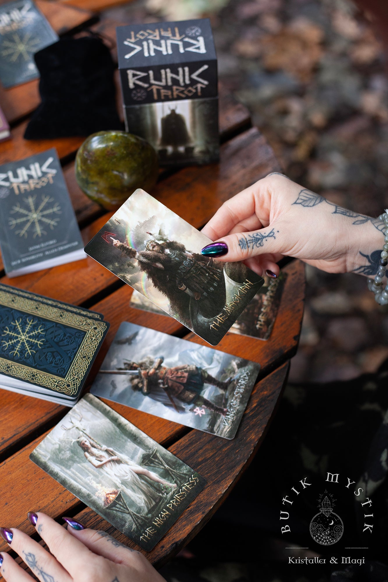 Runic Tarot - med stor bok - engelska