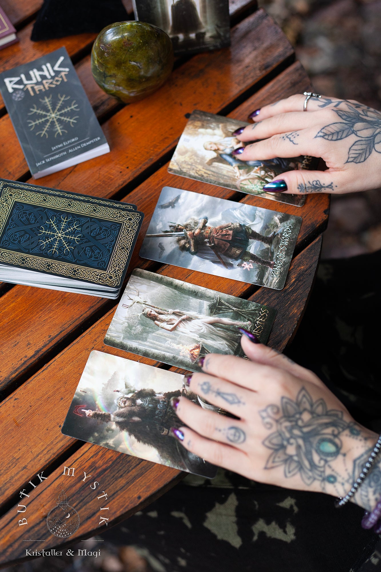 Runic Tarot - med stor bok - engelska