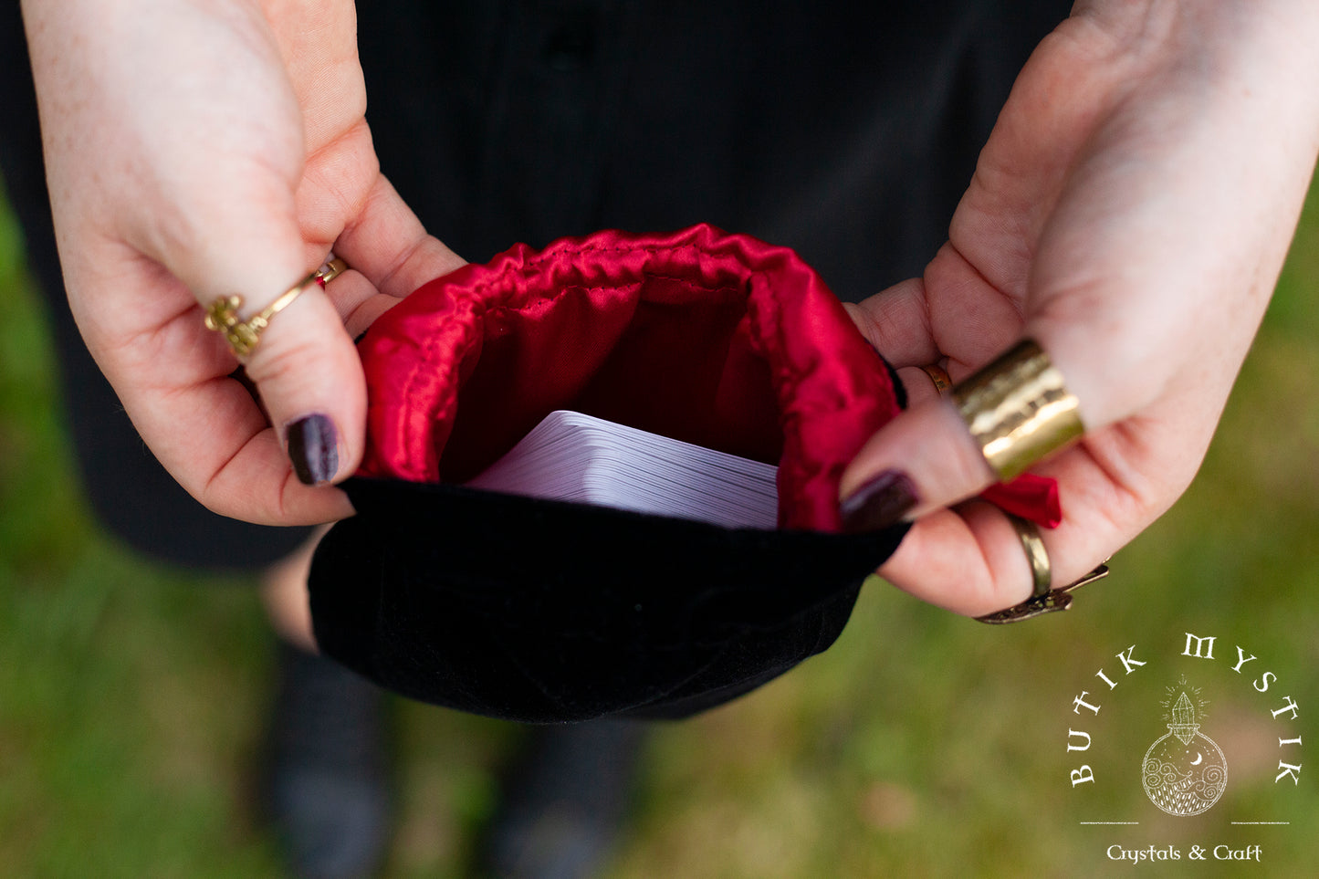 Svart Tarotpåse i sammet med röd stjärna