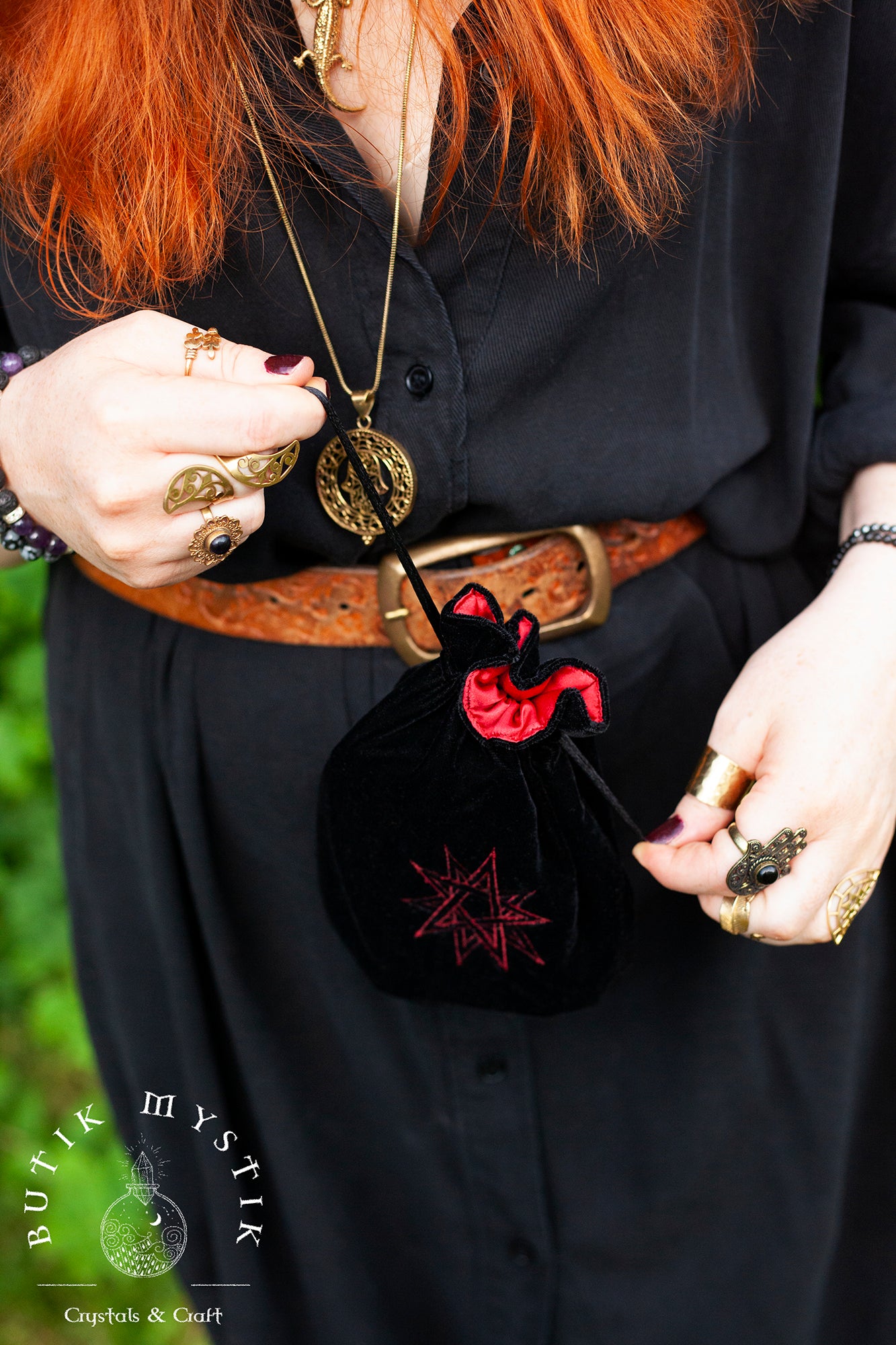Svart Tarotpåse i sammet med röd stjärna