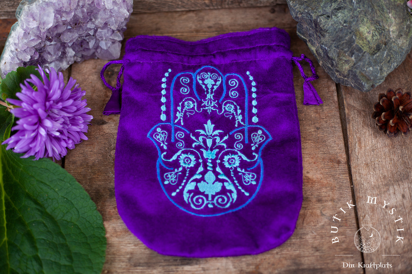 Lila Tarotkortspåse i sammet - Broderad med Fatimas hand