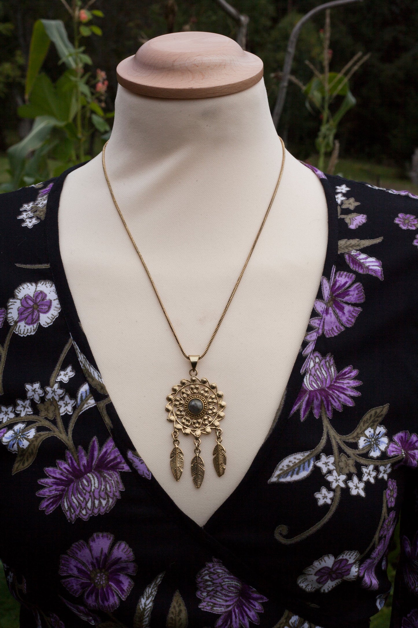 Halsband i mässing med månsten kristall - dreamcatcher / drömfångare