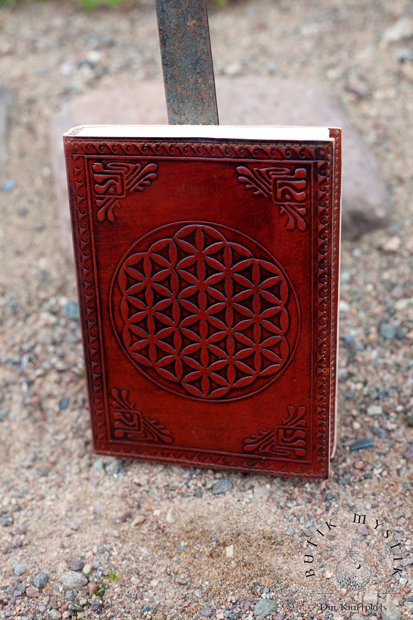Anteckningsbok i läder - med Flower of Life