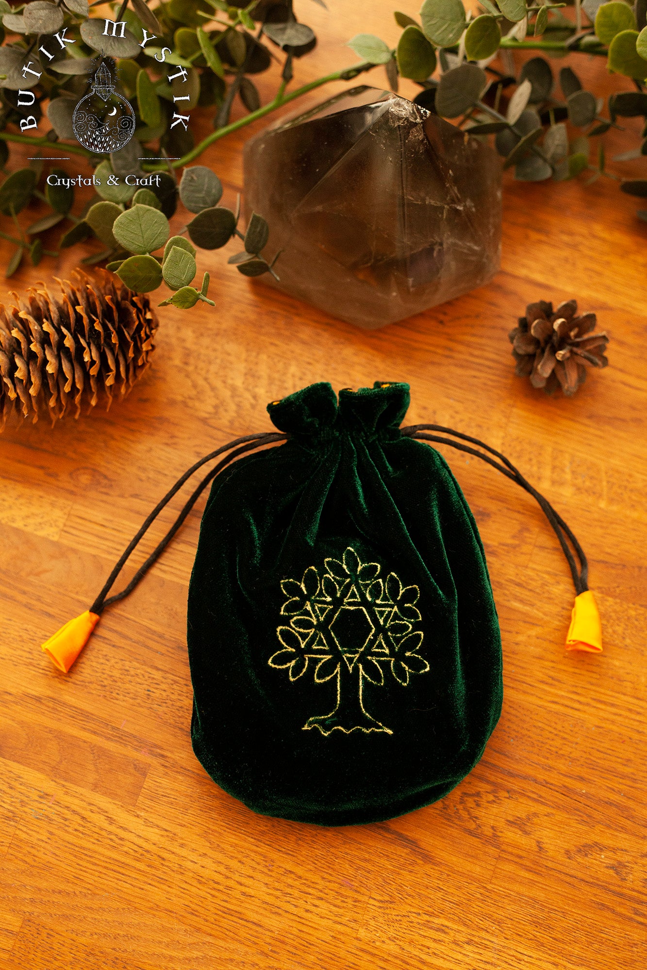 Grön Tarotkortspåse i sammet - Broderad med ett träd