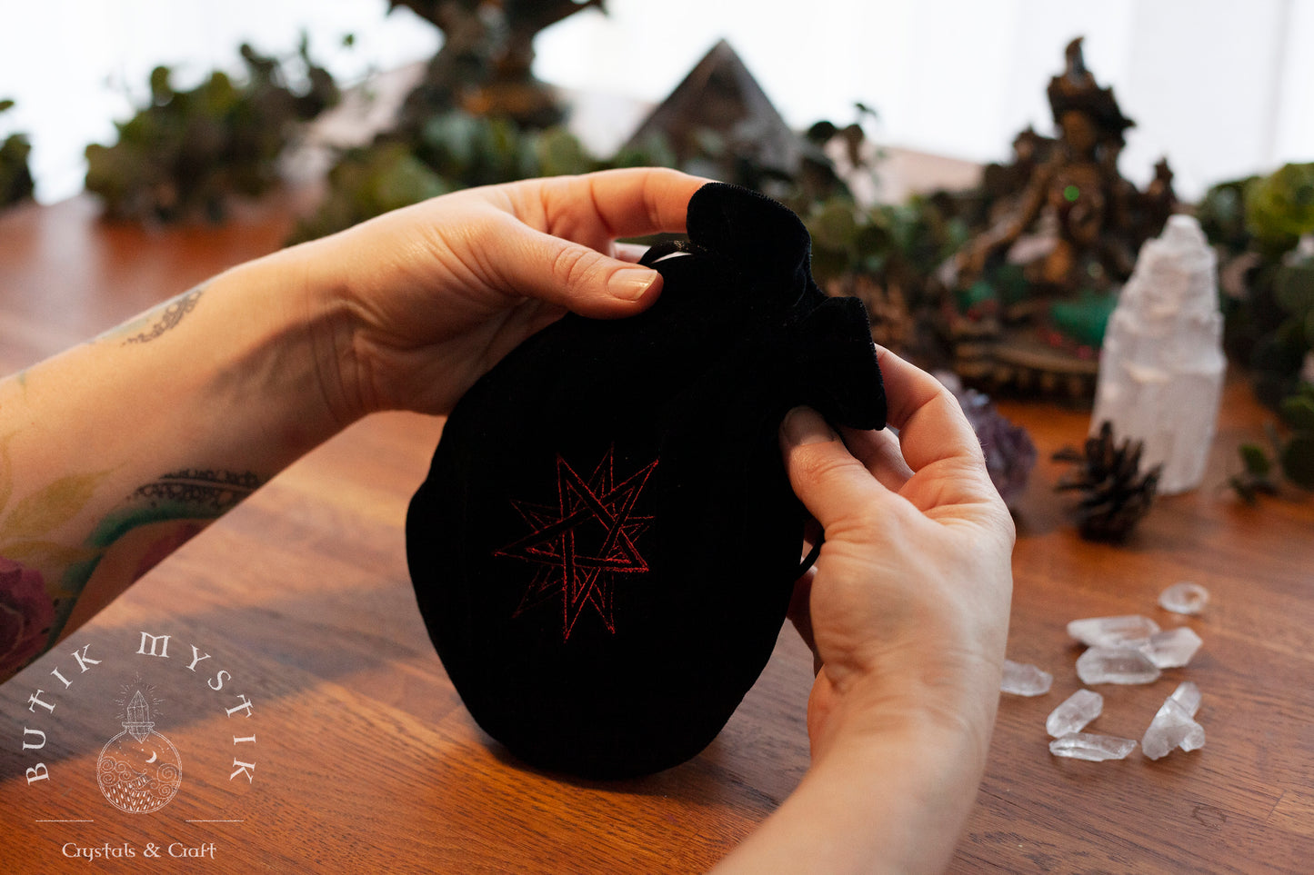 Svart Tarotpåse i sammet med röd stjärna
