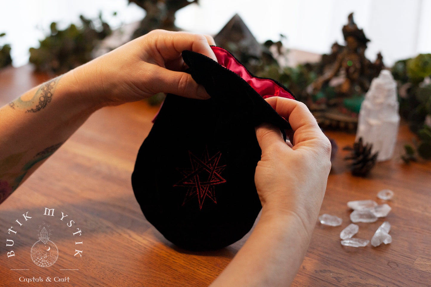 Svart Tarotpåse i sammet med röd stjärna