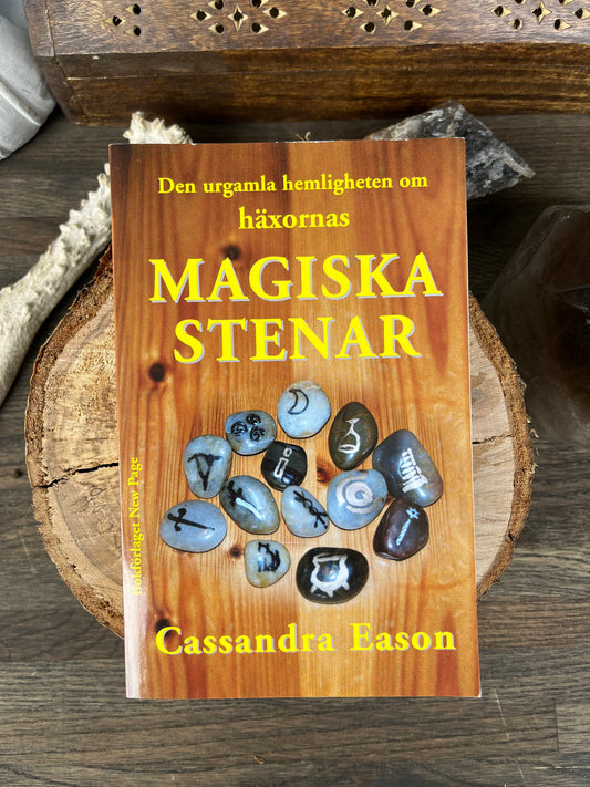 Den urgamla hemligheten om häxornas magiska stenar -  av Cassandra Eason  - Svensk bok