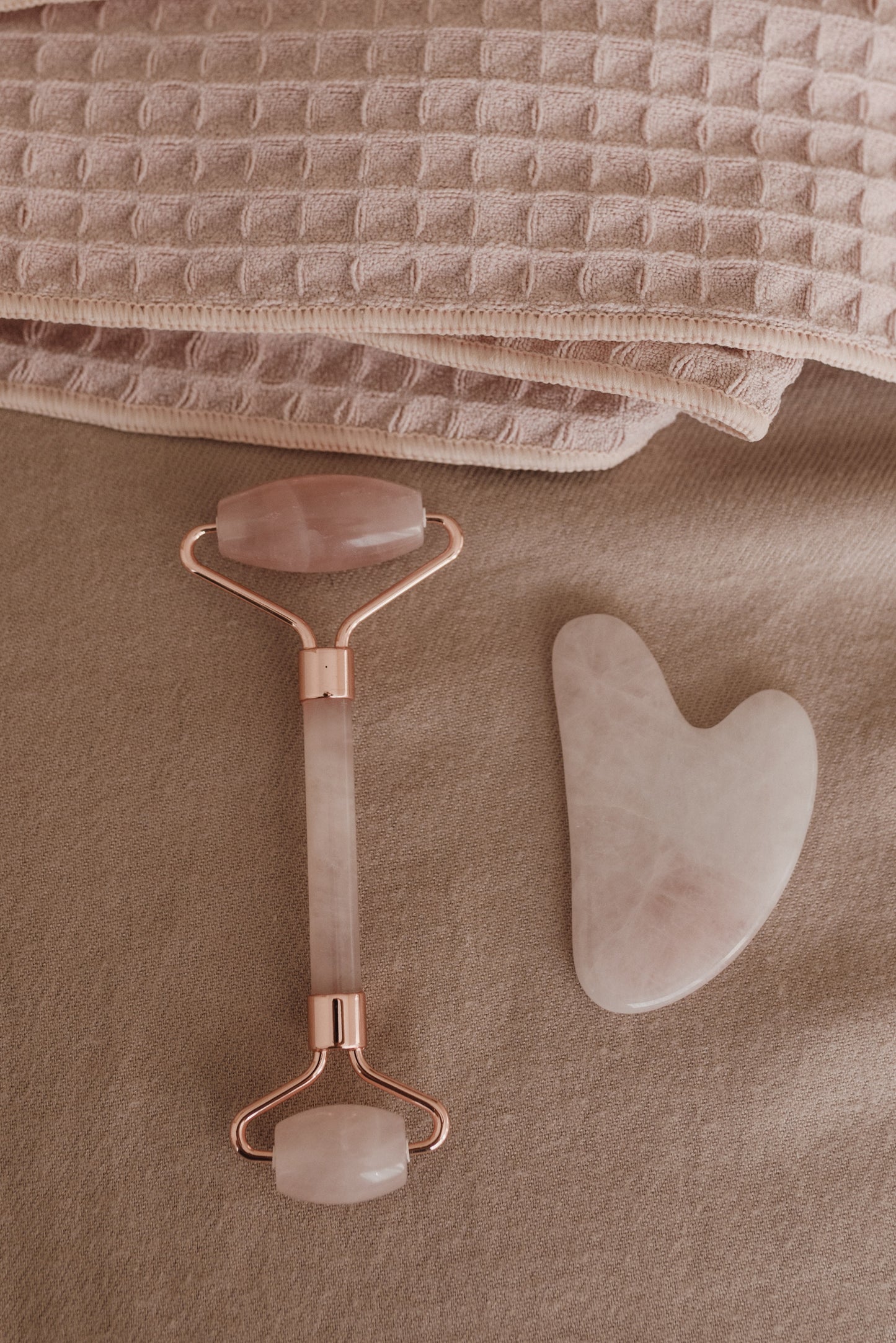 Gua Sha- sten & Roller - Rosenkvarts