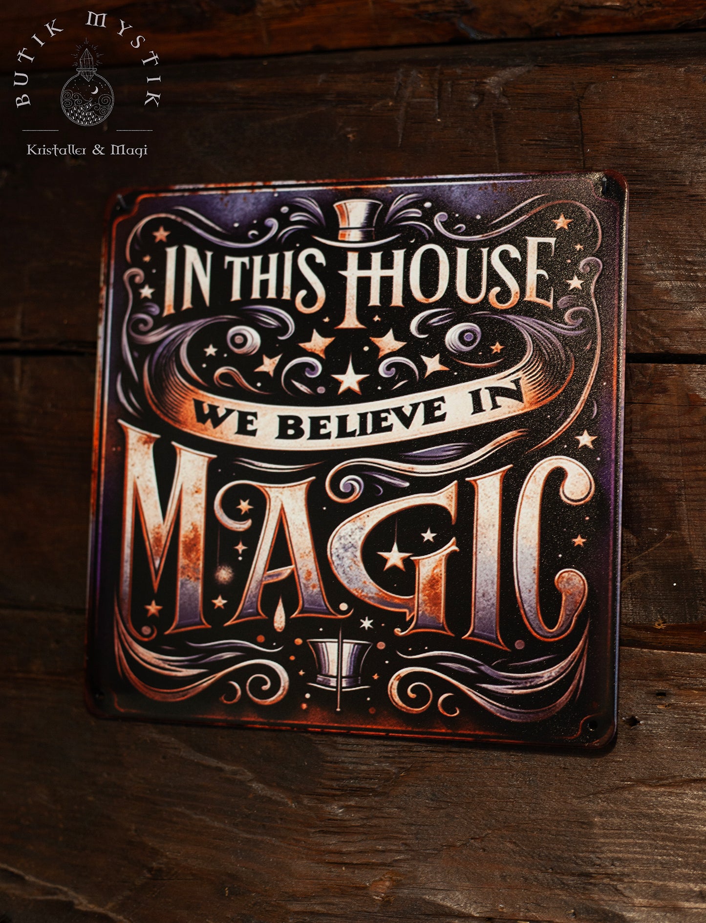 Plåtskylt - In this house we believe in magic