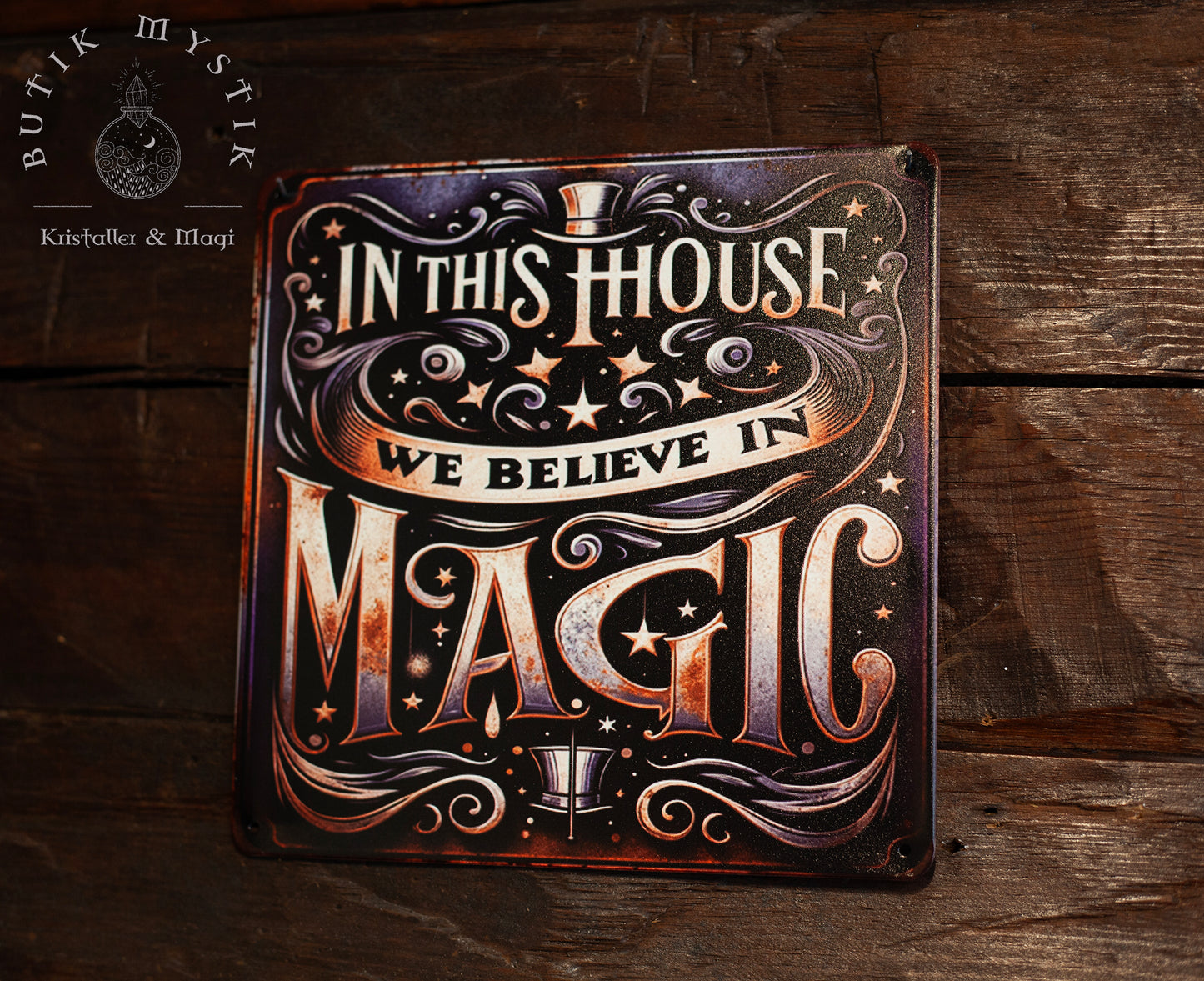 Plåtskylt - In this house we believe in magic