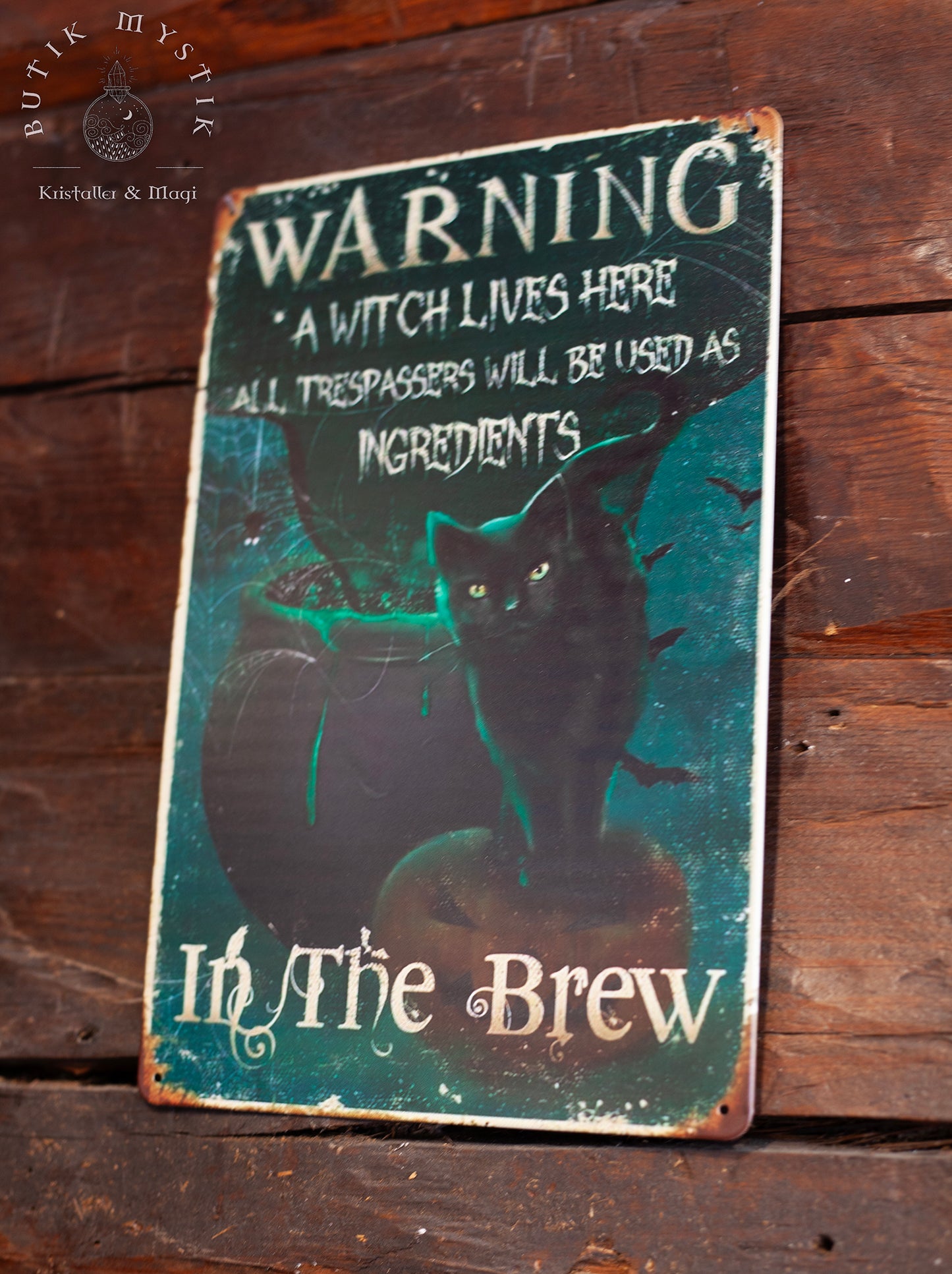 Plåtskylt - Warning, a witch lives here. Trespassers will be used as ingredients in the brew