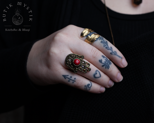 Ring i mässing med röd howlit - Hamsas Hand