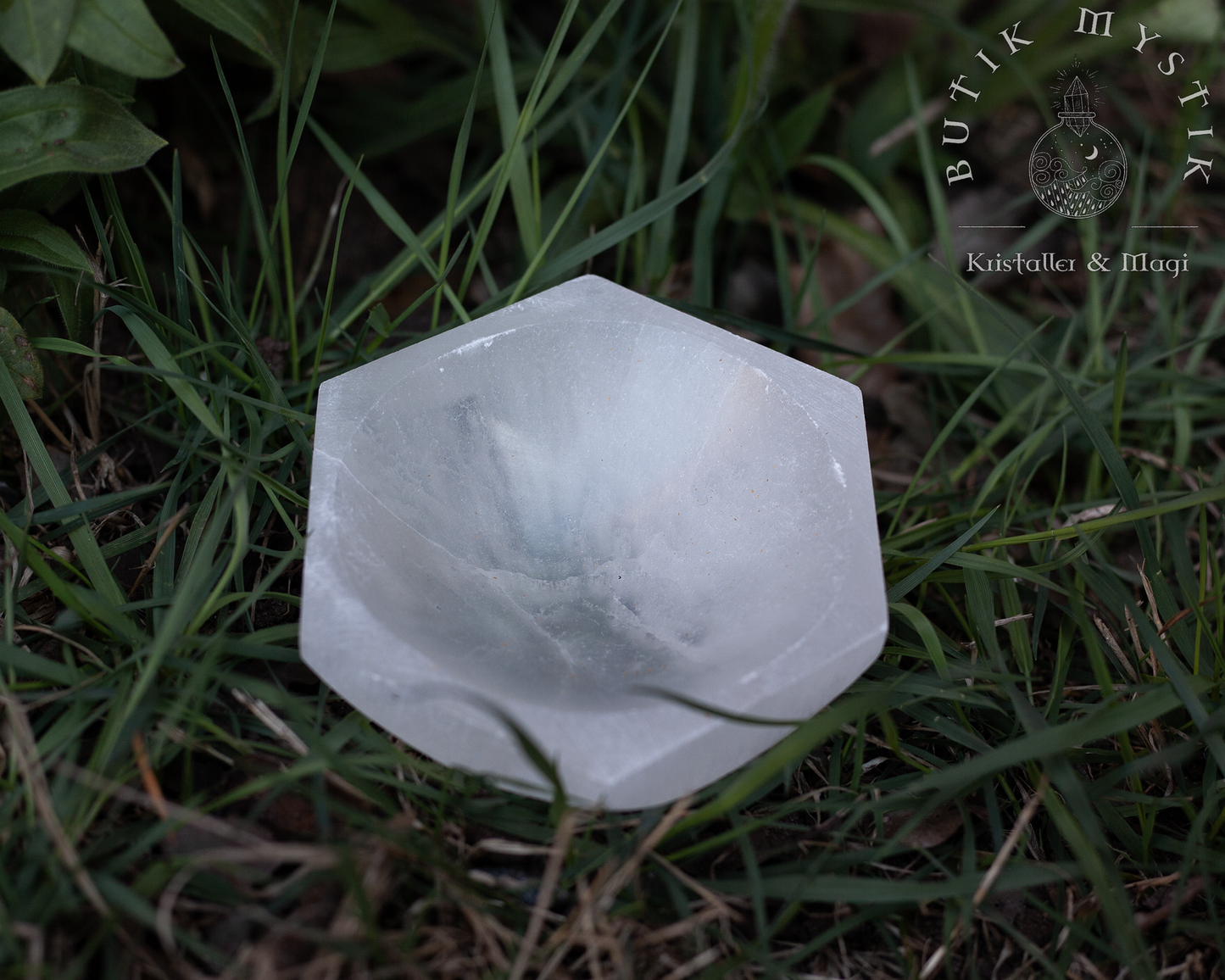 Stor Selenit Skål - för att ladda dina andra kristaller - 10cm Hexagon