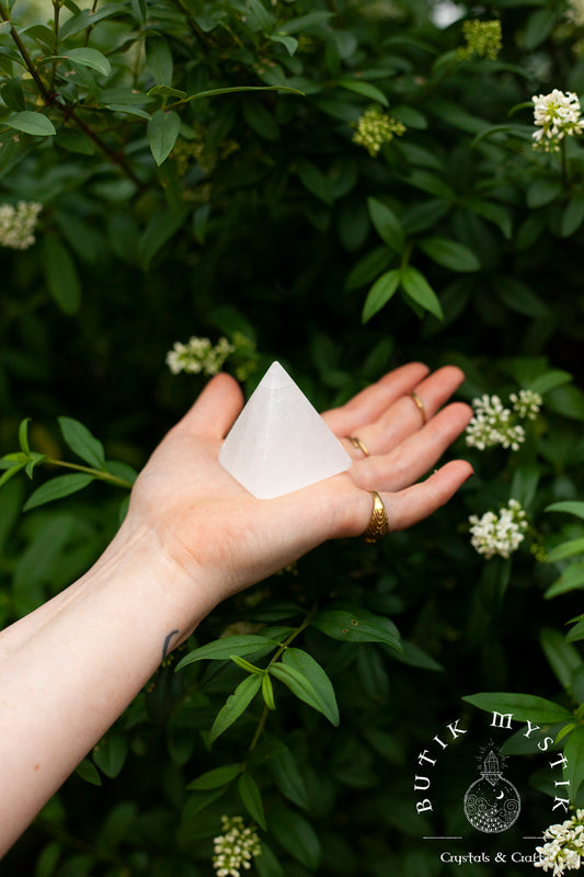 Selenit pyramid