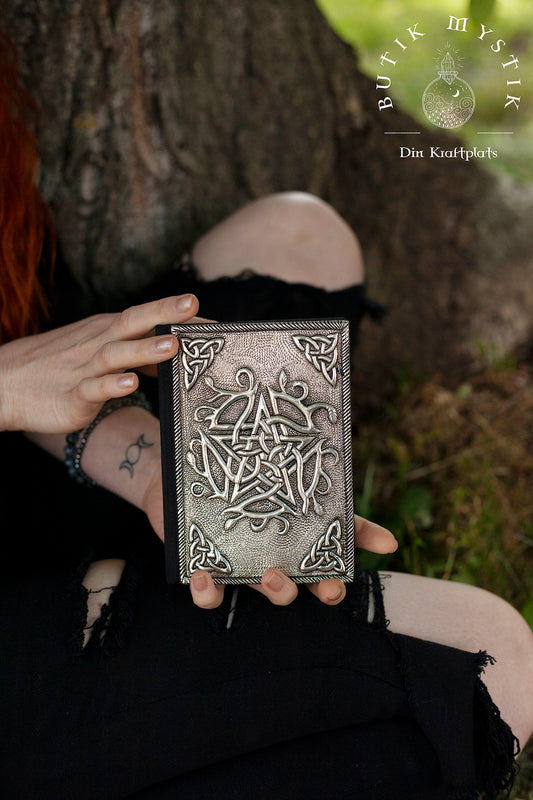 Anteckningsbok - Med pentagram i metall
