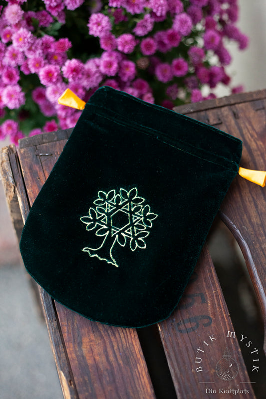 Grön Tarotkortspåse i sammet - Broderad med ett träd