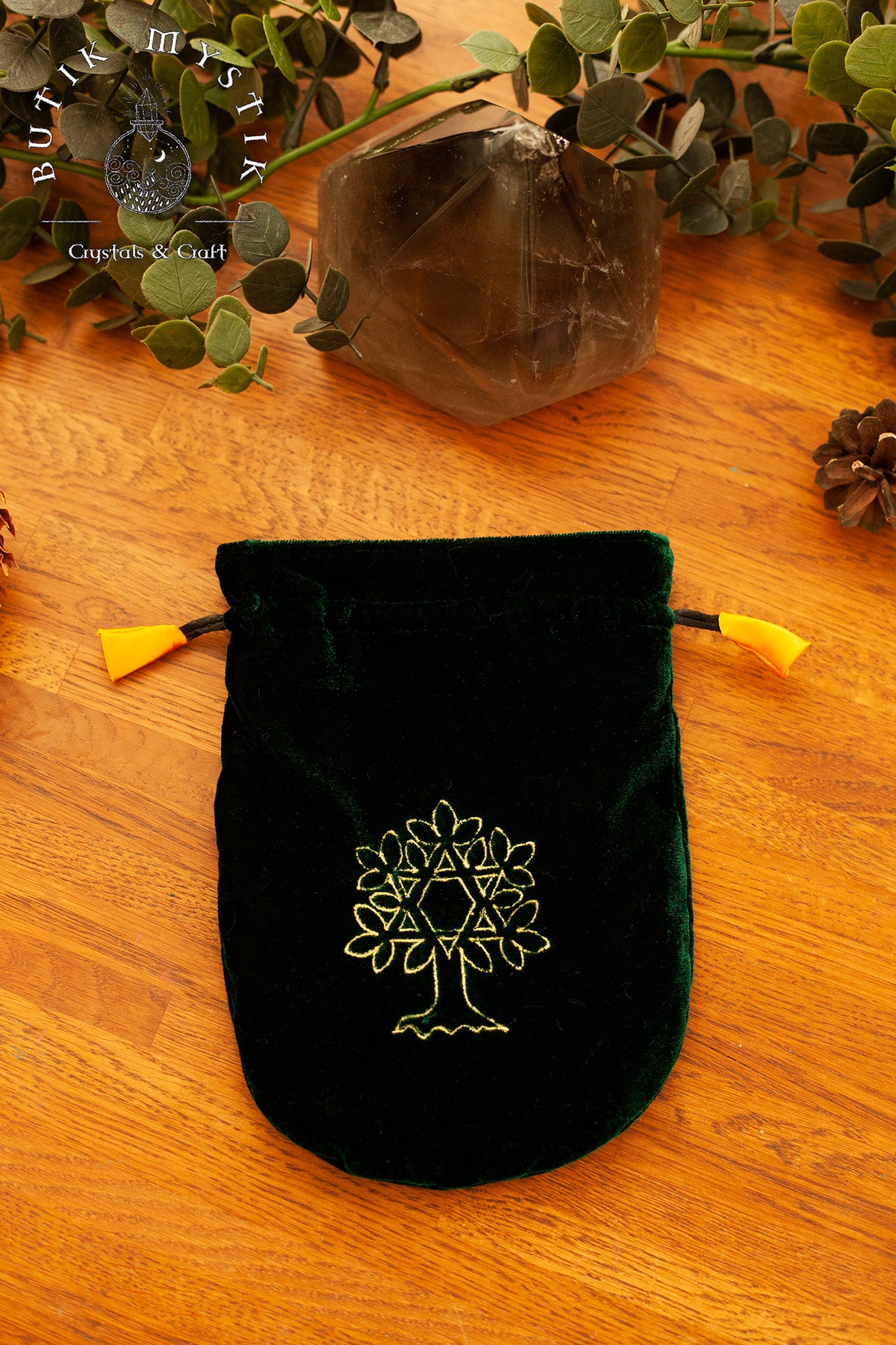Grön Tarotkortspåse i sammet - Broderad med ett träd